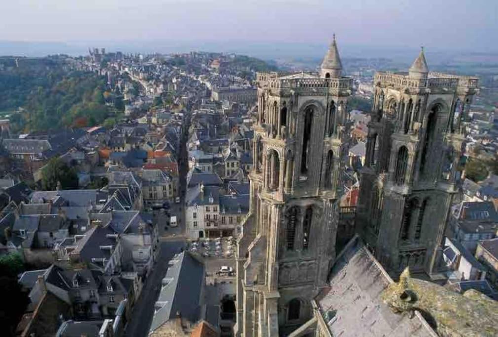 Suite De Charme Au Pied De La Cathedrale Laon Exterior photo