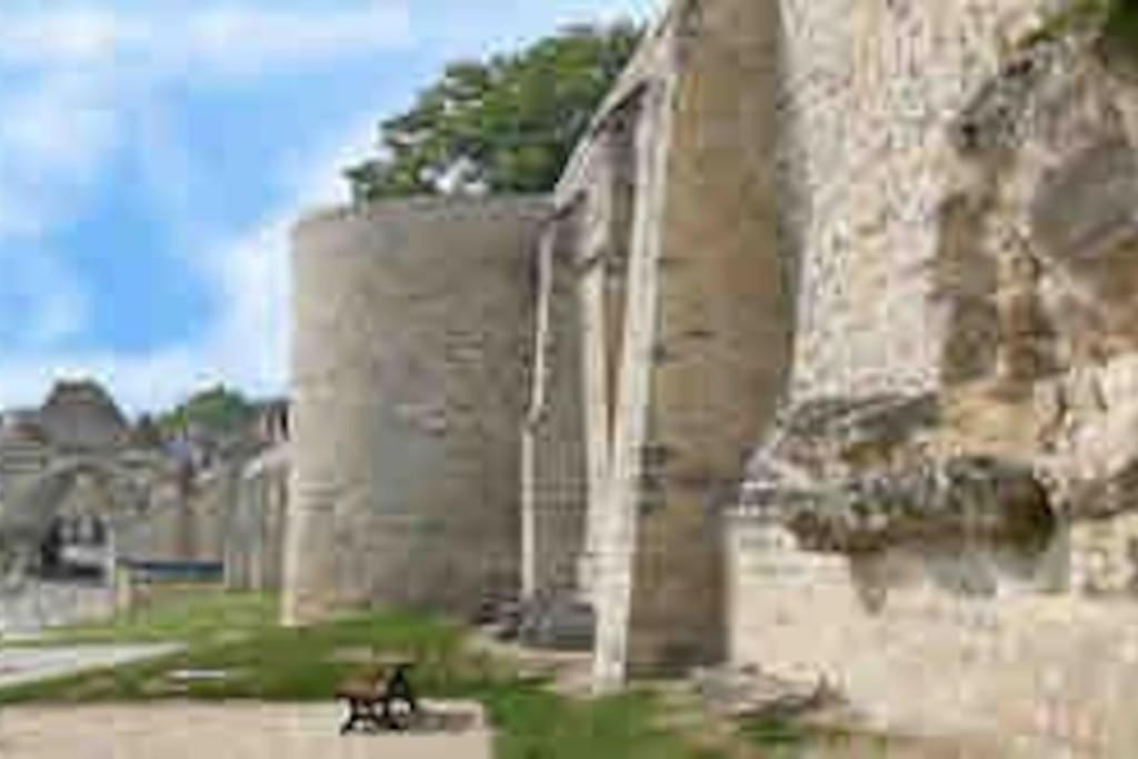 Suite De Charme Au Pied De La Cathedrale Laon Exterior photo
